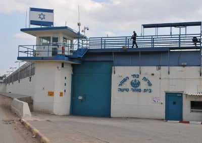 الشتاء يفاقم المعاناة… اعتداءات وعزل قاسٍ بحق أسرى سجن رامون