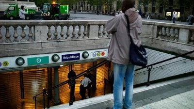 طعن ثلاث نساء في مترو باريس… والشرطة توقف المشتبه به