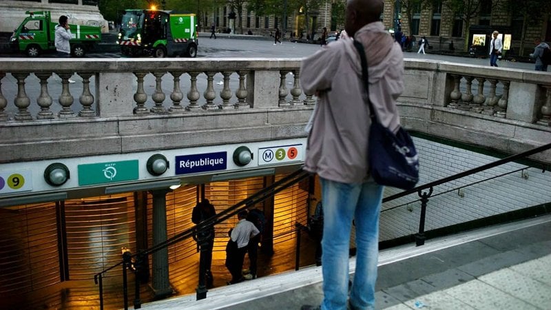 طعن ثلاث نساء في مترو باريس… والشرطة توقف المشتبه به