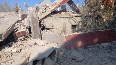 بالصور: توغّل إسرائيلي في كفركلا واستهداف منزلين