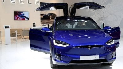 من التصميم إلى المأساة: كيف تحوّلت أبواب تسلا إلى فخّ قاتل؟