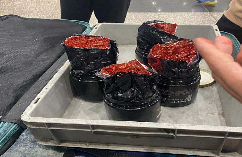 خدعة المعسّل تفشل… سقوط 4 ركاب في قبضة أمن مطار 