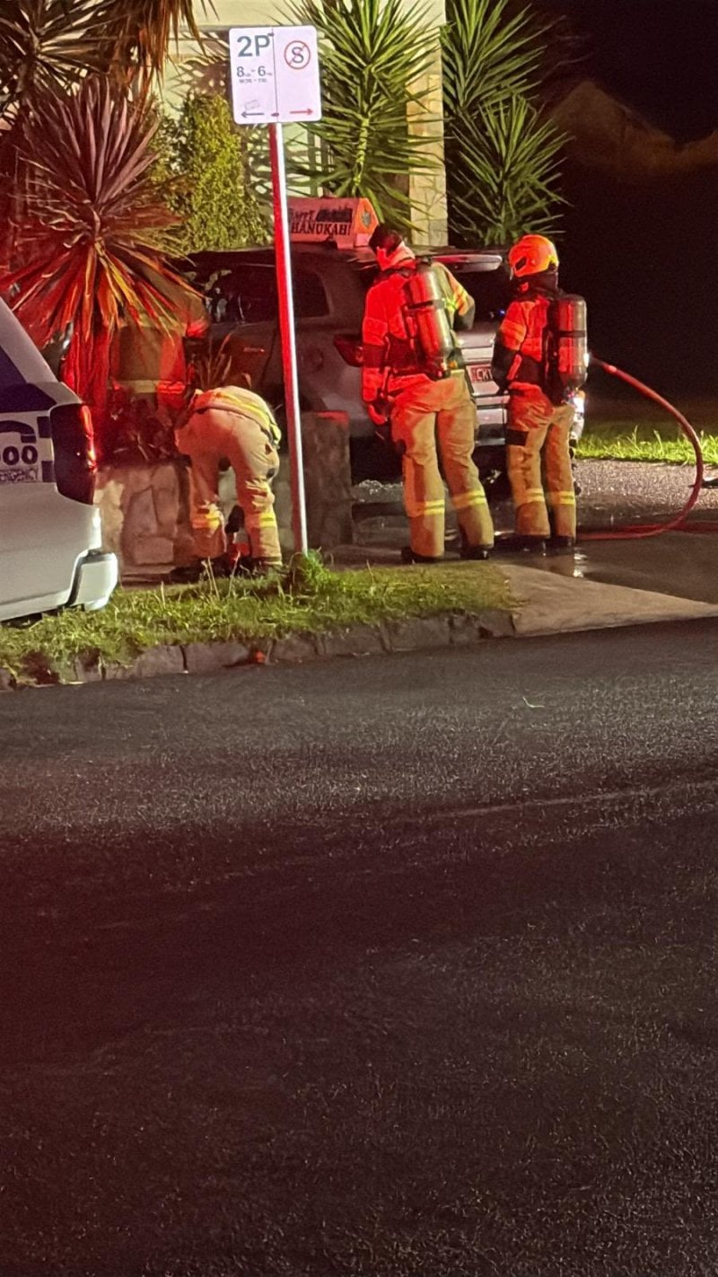 هجوم ليلي يهزّ شرق ملبورن… إحراق سيارة مزينة بعيد الحانوكا