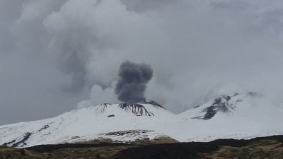 نشاط متجدد للبركان الأنشط في أوروبا يدفع إلى رفع التأهب