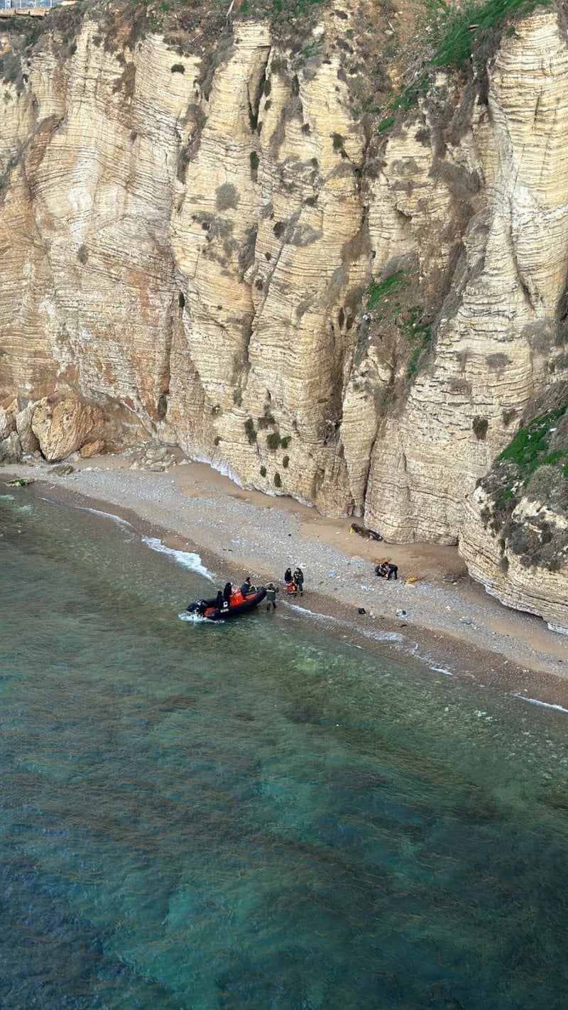 محاولة إنتحار قبالة الروشة... الدفاع المدني يتدخل! (صورة وفيديو)