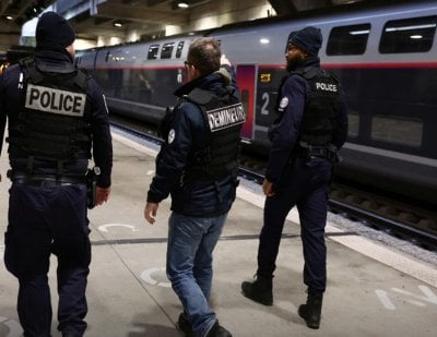 إصابة 3 نساء في عمليات طعن داخل مترو باريس... توقيف المشتبه به