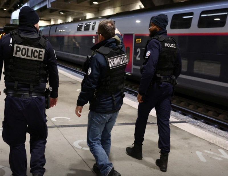 إصابة 3 نساء في عمليات طعن داخل مترو باريس... توقيف المشتبه به
