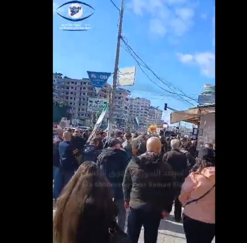 بالفيديو: اعتداء على المتظاهرين في سوريا تلبيةً لدعوة الشيخ غزال غزال 