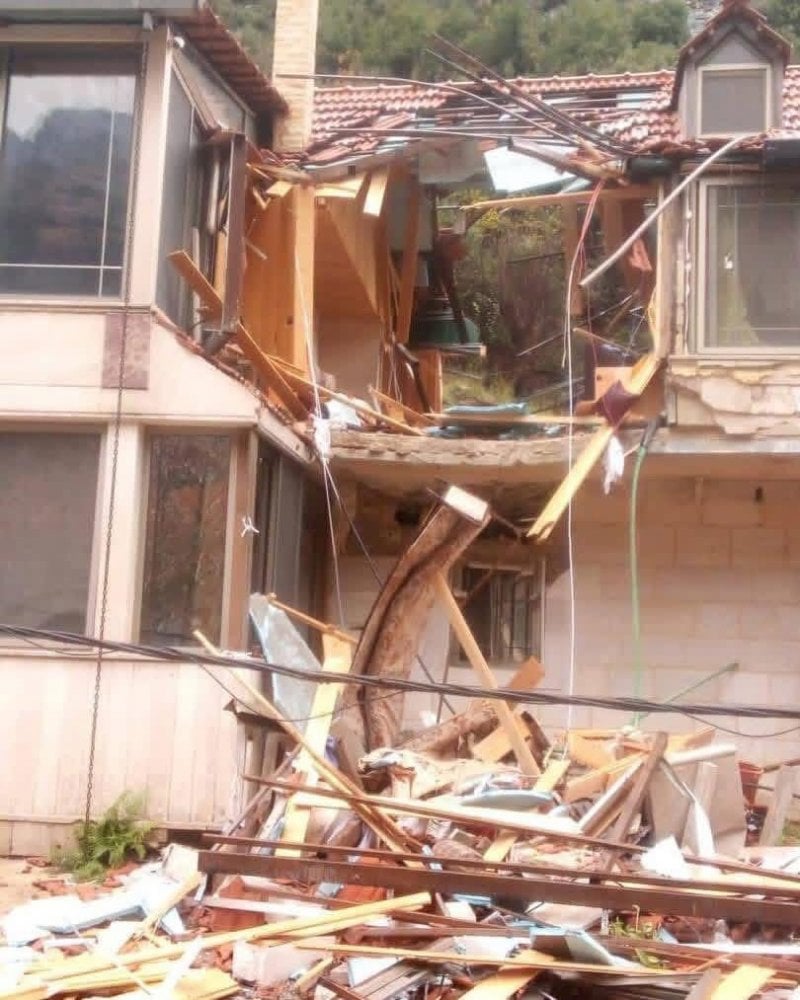 مع اشتداد العاصفة… صخرة ضخمة تقتحم منزلًا في تنورين