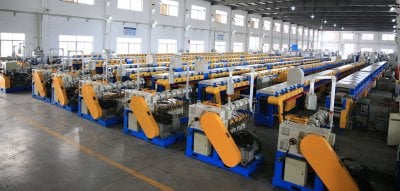 حادثة نادرة في أحد المصانع… عامل يفجّر الهلع بقناع غاز ومادة سائلة!