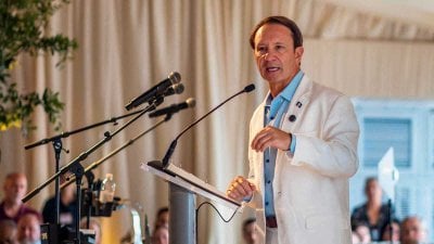 مبعوث ترامب يهدّئ المخاوف: لا غزو لغرينلاند… وأوروبا تشكّك