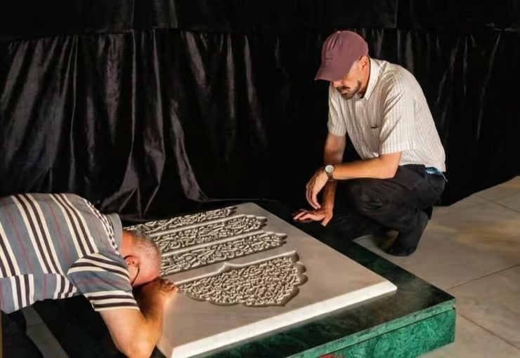 زيارة غير مسبوقة: صحفي يهودي من مجلة حريدية متشددة عند ضريح نصر الله
