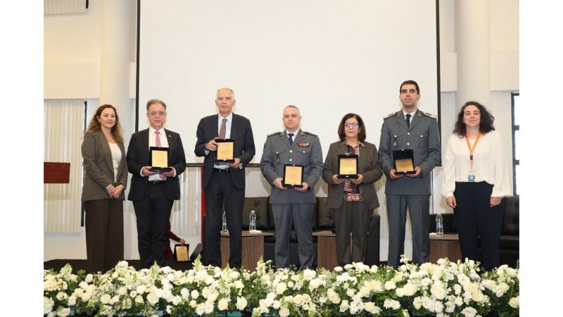 بالصور: السفير الفرنسي يحضر تخريج عناصر قوى الأمن الداخلي في معهد عرمون