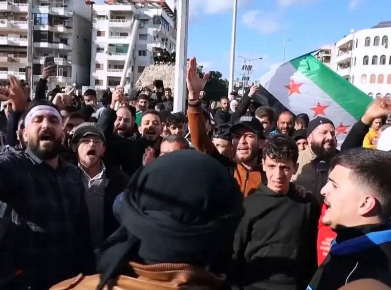 الساحل السوري على صفيح ساخن… احتمالات مقلقة ودولة على خط الفوضى!
