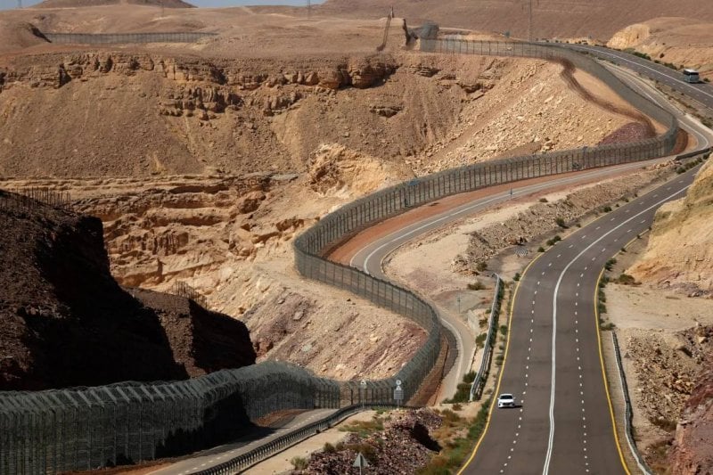 التهريب عبر الحدود... منصة إسرائيلية تهاجم المتحدث العسكري لإخفائه الحقائق 