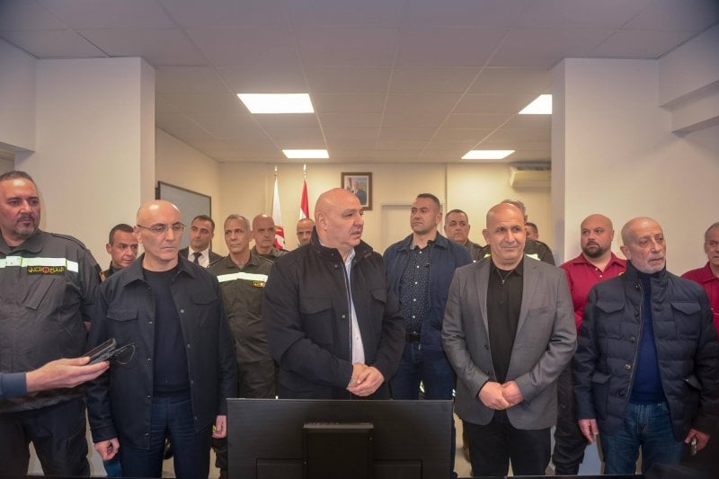 "الفرحة الكبرى غياب الحوادث"… جولة لعون في مقر الدفاع المدني (صور)