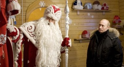 بوتين يوزّع هدايا 