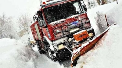 الثلوج تحاصر سيارة في جرود الضنية… والدفاع المدني ينقذ العالقين فيها