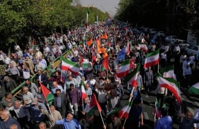 غضب شعبي في إيران يصل لبنان… ماذا ينتظر حزب الله؟