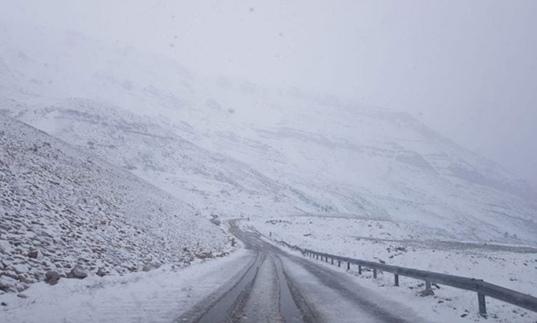الثلوج تقطع طرقات جبلية… التحكم المروري يحذّر!