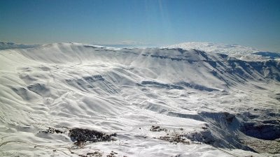 الثلوج تحاصر سيارة في جرود الضنية… والدفاع المدني ينقذ العالقين فيها