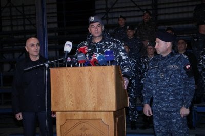 عبدالله بين عناصر قوى الامن الداخلي في ليلة راس السنة