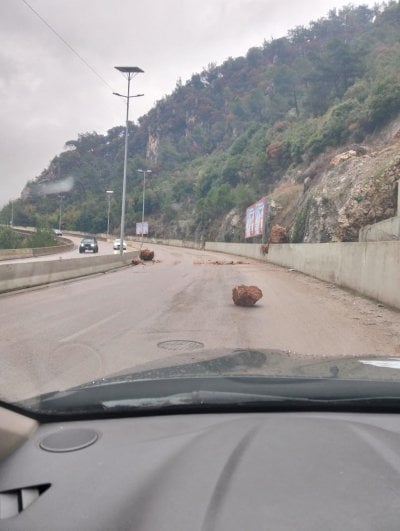 تساقط للصخور على أوتوستراد المتن السريع... و