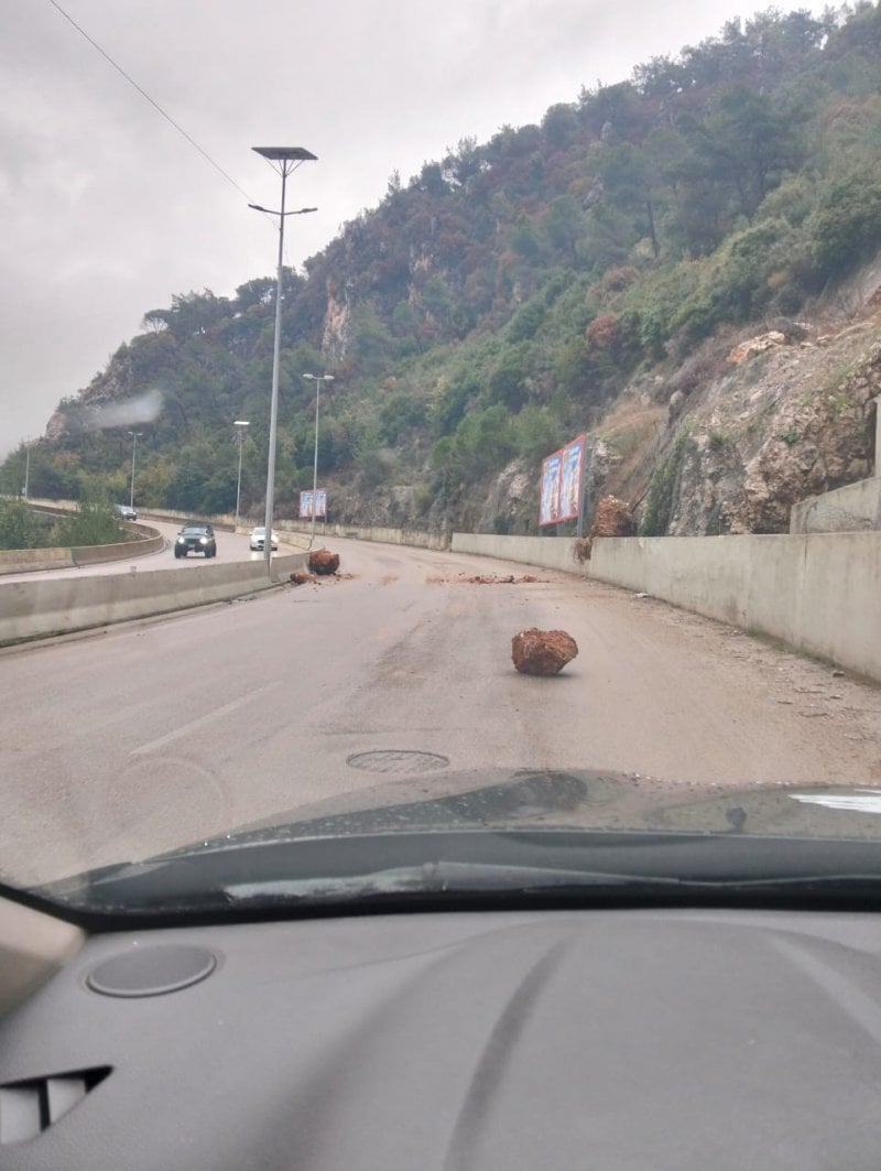 تساقط للصخور على أوتوستراد المتن السريع... و"التحكم المروري" يحذّر! (صورة وفيديو)