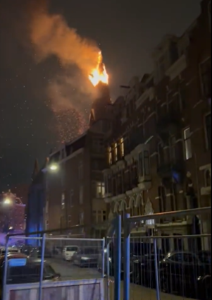 انهيار برج كنيسة تاريخية... حرائق واعتقالات في دولة أوروبية (فيديو)