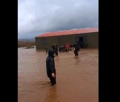 في ظل الطقس العاصف... السيول تطوّق منزلًا شمالاً! (فيديو)
