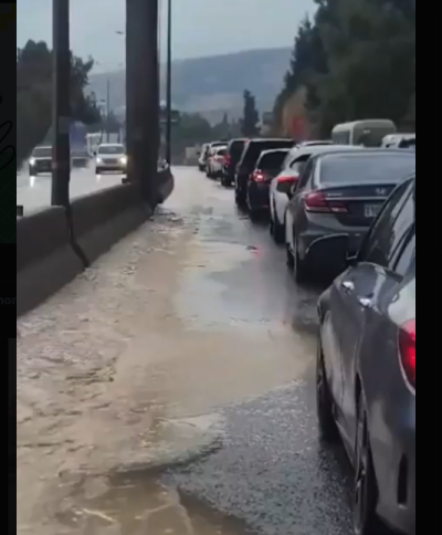 برك وحجارة تعرقل السير… زحمة كثيفة على أوتوستراد شكا (فيديو)