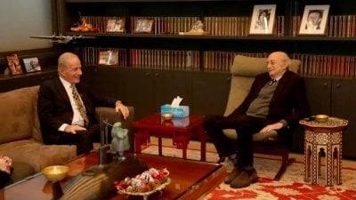 جنبلاط يستقبل عيسى... بحث في التحديات اللبنانية ودعم الجيش