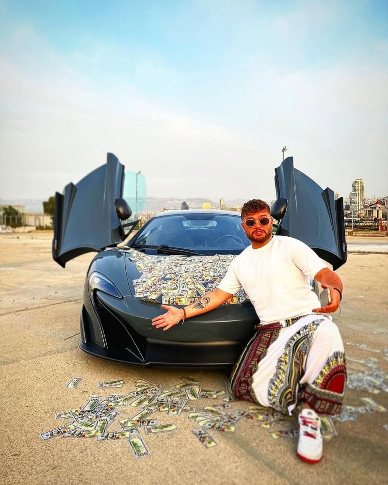 فضيحة تهز صفحة 