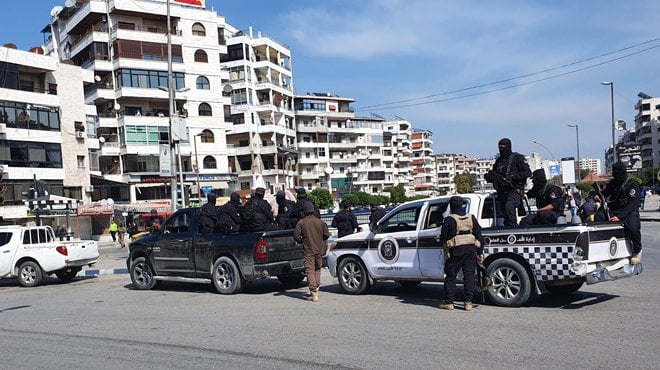 بعد أعمال عنف طائفية… حظر تجوال ليلي في اللاذقية