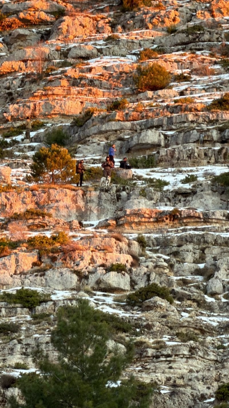 بعد ساعات… طوّافة الجيش تنتشل الشاب من حرش اهدن (فيديو)