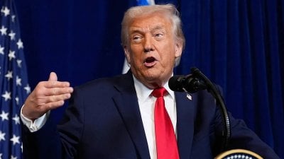 ترامب يوضح حقيقة الكدمات والنوم: 