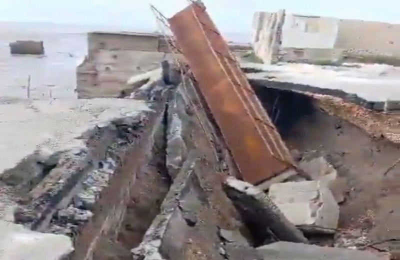 بسبب الأمطار… انهيار جسر العريضة على الحدود اللبنانية–السورية (فيديو)