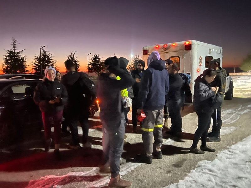 ضلّوا طريقهم… الدفاع المدني ينقذ مواطنين في أرز جاج (صور)