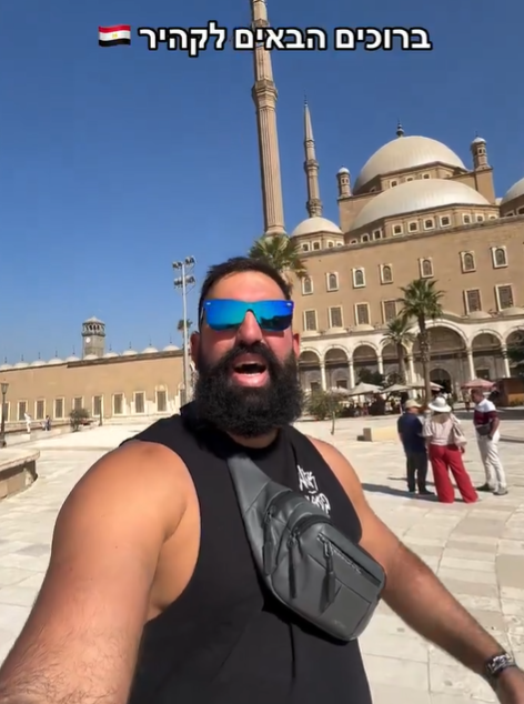 مقاطع مستفزّة تشعل السوشيال… جندي إسرائيلي يتجوّل في القاهرة