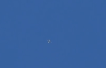 وسط تحليق مكثّف… مُسيّرة إسرائيلية تُلقي قنبلة على العديسة (فيديو)