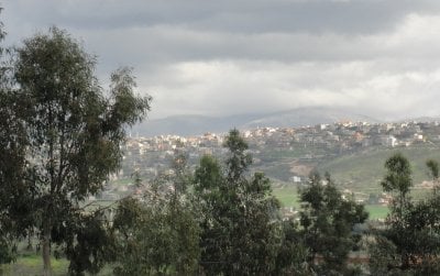 مسيّرة إسرائيلية تلقي قنابل صوتية على الخيام