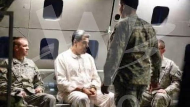 بالأبيض ومحاطًا بعناصر أميركيين… صورة متداولة لمادورو معتقَلًا