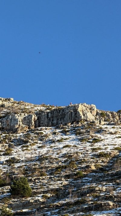 رحلة مشي تنقلب خطرًا: شاب يسقط ويختفي في حرش إهدن