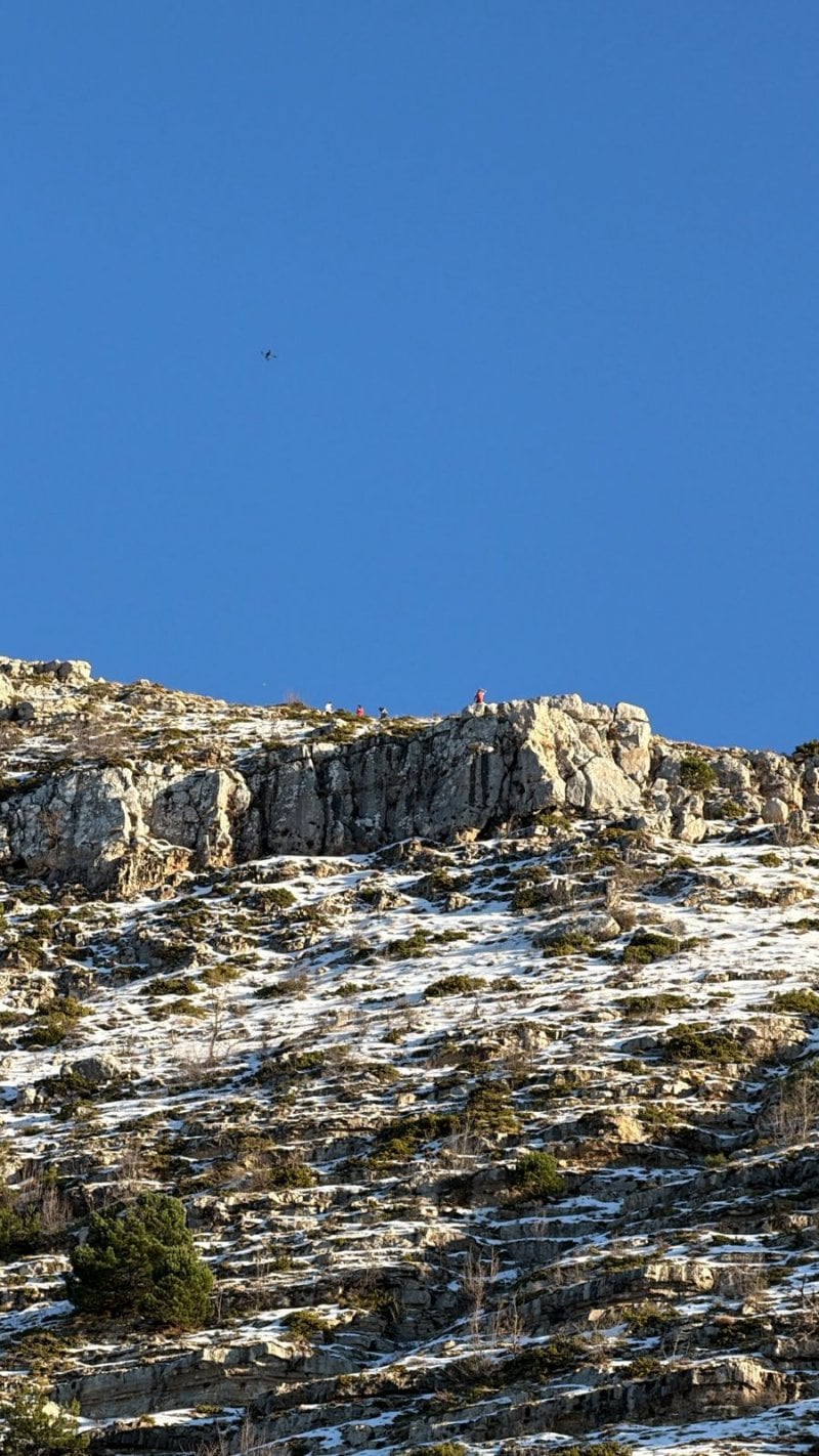 رحلة مشي تنقلب خطرًا: شاب يسقط ويختفي في حرش إهدن