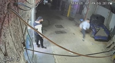 بالفيديو: رصاصات كادت تتسبّب بمجزرة مرعبة... مشاهد مقلقة من داخل الأزقّة!
