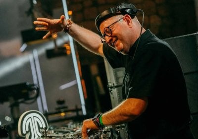 ملهى ليلي في لبنان يستعدّ... لاستقبال كاهن في حفلة؟