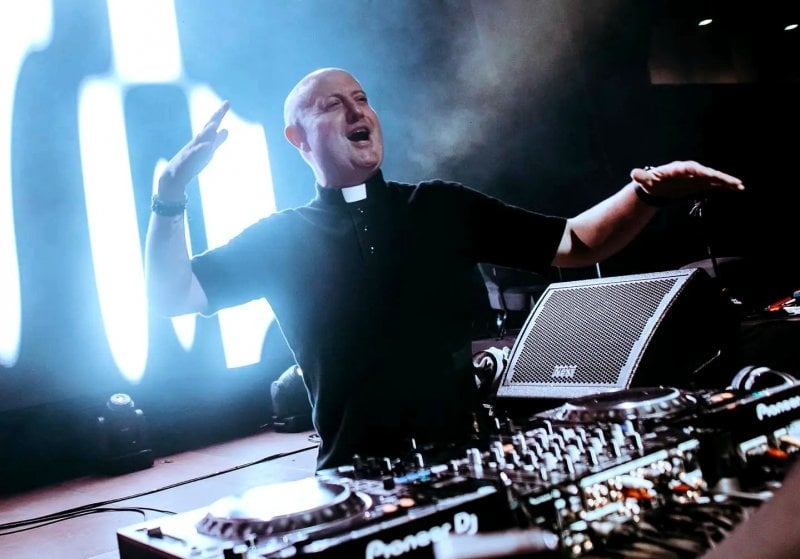 حفلة "كاهن" داخل نادٍ ليلي في بيروت تُشعل الجدل... القضاء أمام اختبار منعها وإلا تصعيد آتٍ! 
