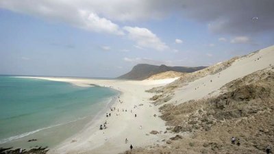  بعد توقف الرحلات الجوية... مئات السياح عالقون في جزيرة سقطرى اليمنية 