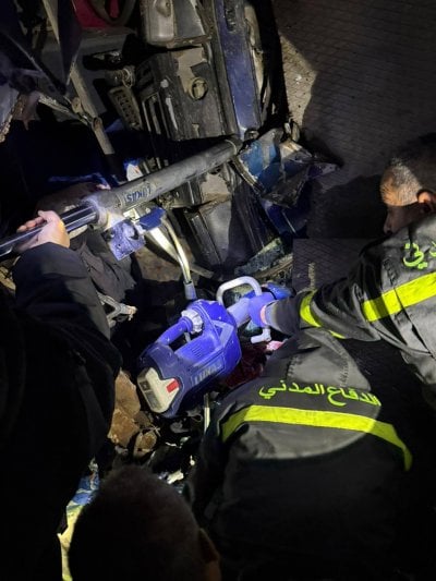 لحظات خطِرة قرب مستوعب غاز… إنقاذ مصاب بعد انقلاب شاحنة في البقاع