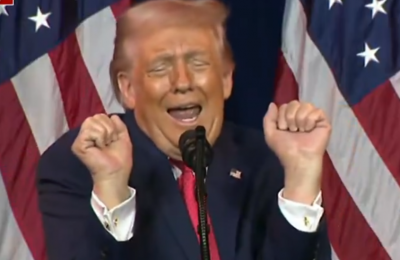 لقطة واحدة تشعل الجدل… ترامب يقلد من متحوّل جنسي (فيديو)